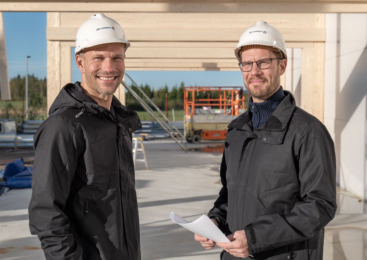 JBR-Konsult som går igenom ritningar och projektunderlag